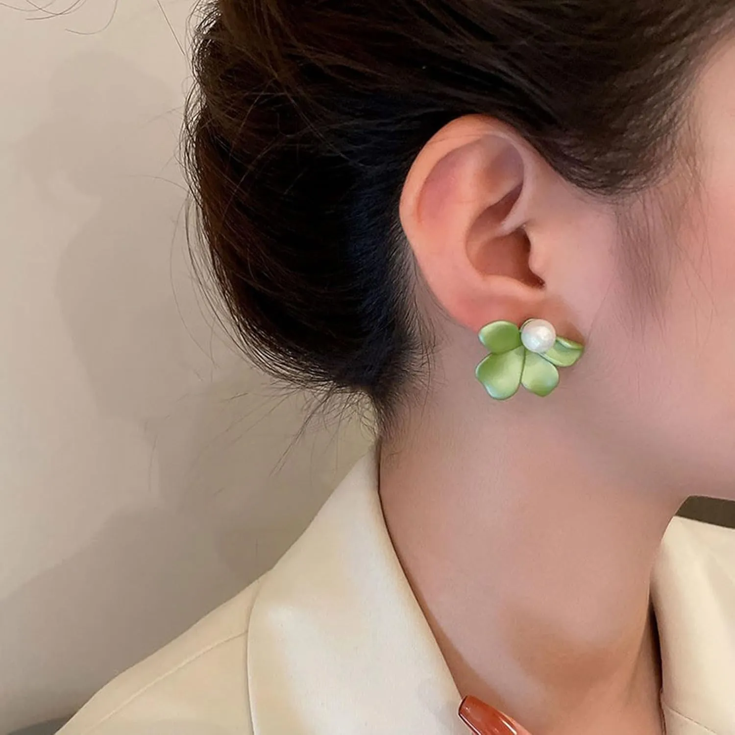 Pearl Flower Earrings White Petal Flower for women Hypoallergenic Floral Earrings women Pearl Earrings Springs Summer Earrings for Women 2024